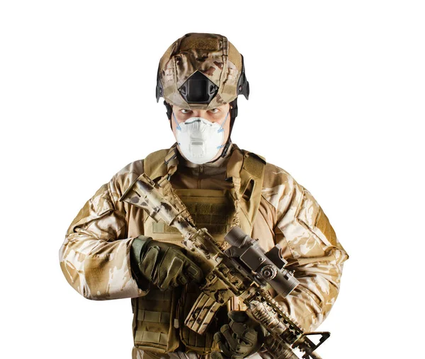 Odizolowane Zdjęcie Pełni Wyposażonego Żołnierza Mundurze Respiratora Trzymającego Karabin Białym — Zdjęcie stockowe