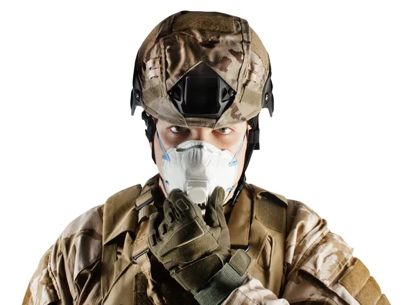 Elszigetelt Fotó Egy Teljesen Felszerelt Katonáról Egyenruhában Amint Légzőkészüléket Vesz — Stock Fotó