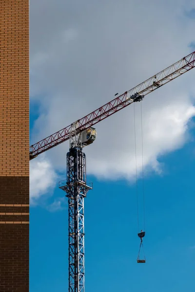 Building crane lifts building materials. Construction, building a house. — Stock Photo, Image