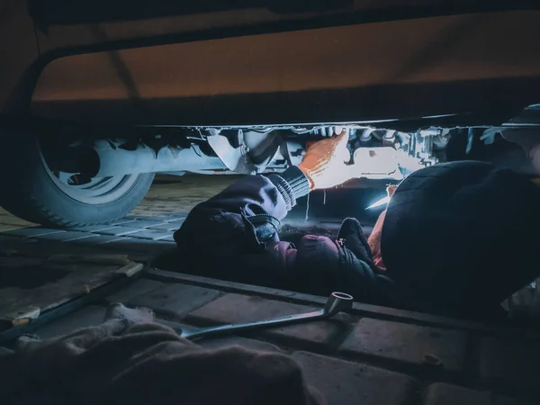 Man repairs his car. Repairing a car — Stock Photo, Image