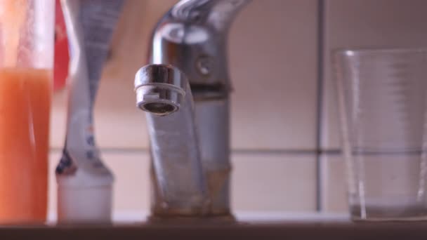 Wasserhahn Badezimmer Tropfender Wasserhahn Nachtlicht Wassertropfen Aus Dem Alten Wasserhahn — Stockvideo