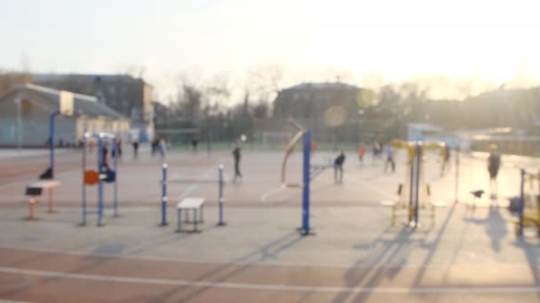 スポーツをしているティーンエイジャーのぼやけたシーン 学校の庭で遊ぶ学校の友達 — ストック動画