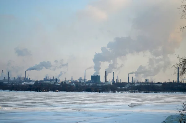 Räucherwerk, gefrorener Fluss. industrielle Landschaft Stadt mit Umweltverschmutzung produziert — Stockfoto