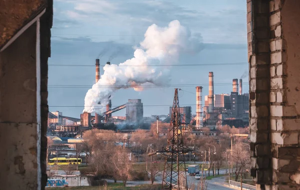 Fabrika, fabrika dumanı. Hava kirliliği. küresel uyarı. Baca endüstrisi sigara içiyor.