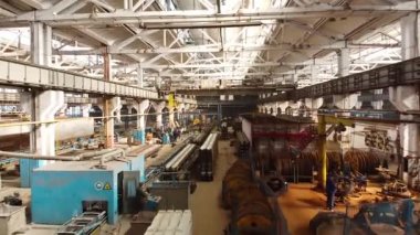 Fabrikadan sorunsuz bir uçuş. Fabrikanın içindeki hava manzarası. Fabrika içeriden görünüyor. Fabrika videosu 