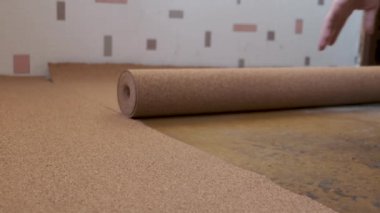 Tahta mantarı yuvarla. Tıpanın tıpasını aç. Doğal malzemelerin yenilenmesi.