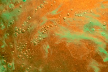 Su damlaları turuncu ve yeşil renklerle soyut arkaplan