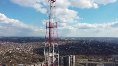 Telekomünikasyon kulesinin havadan görüntüsü. Telekom kulesinin, antenlerin ve uydunun yukarı hareket eden kamerası sinyalleri iletir.
