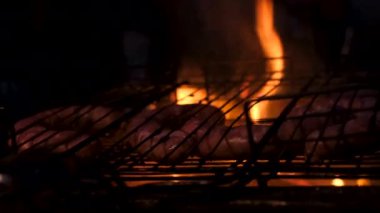 Kızarmış sosisler yanıyor. Bavyera sosisleri.