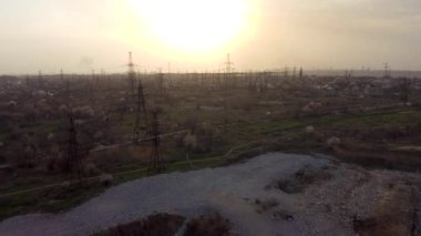 Yüksek voltaj direği, yüksek voltaj kulesi gökyüzü günbatımı arka planı