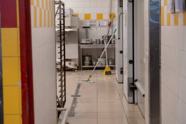 Yerdeki temizlik malzemeleriyle birlikte kamusal alan temizliği