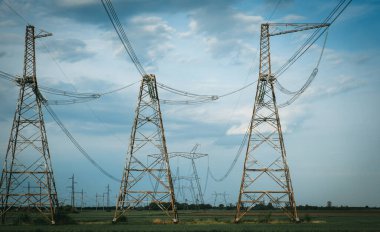 Yüksek voltajlı elektrik hattı. Yüksek voltaj hatları. Elektrik iletimi. yüksek voltajlı sütun