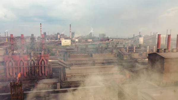 Schwerindustrie. CO2-Emissionen, giftige Gase aus Schornsteinen. Schmutzige Pipelines und Rauchwolken — Stockfoto
