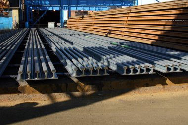 Büyük yuvarlanan milyon işlemeli sıcak çelik çubuk.