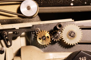 Pirinç ve naylon dişli çarklar DVD ünitesinde birlikte çalışıyor..