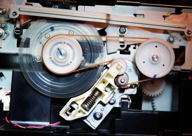 Naylon dişliler, yaylar ve bilgisayar Dvd sürüş mekanizması kontrol ünitesi içindeki tekerlekler.