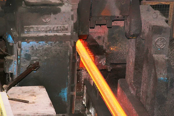 Large Rolling Mil Processing Hot Steel Bar — Stock Photo, Image