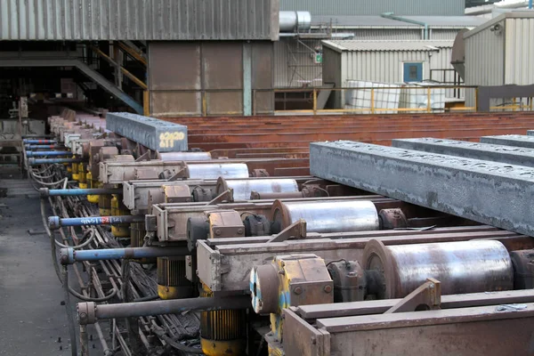 Çelik Sürekli Döküm Makinesi Yapıyor Çelik Tomurcukları Gösteriyor Soğutma Kakülleri — Stok fotoğraf