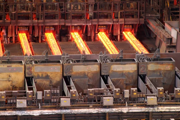 大規模な統合製鉄所のコントラスト鋳造工場機械 — ストック写真