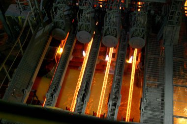 Geniş entegre çelik fabrikasının karşıt döküm makinesi.