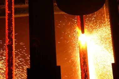 Geniş entegre çelik fabrikasının karşıt döküm makinesi.
