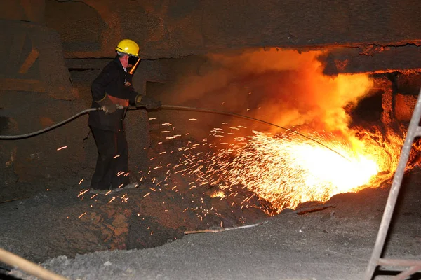 Operator Menggunakan Tombak Oksigen Pada Area Blast Furnace Stage Untuk — Stok Foto