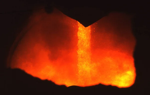 热熔铁被送进炼钢厂的汽车中 — 图库照片
