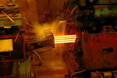 Yuvarlanan sıcak çelik, dört iplikli değirmene bağlanacak..