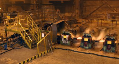 Yuvarlanan sıcak çelik, dört iplikli değirmene bağlanacak..