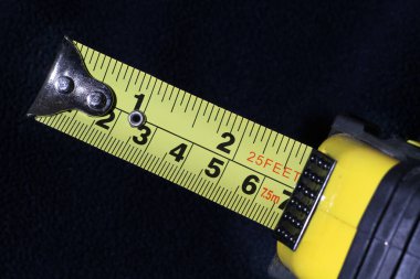 Genişletilebilir metal mezuralar inç ve santimetre cinsinden.