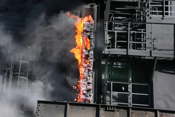 高炉用水淬火前 从焦炉中喷出红热焦炭 — 图库照片