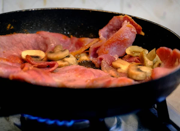Bacon Dan Jamur Memasak Dalam Penggorengan Pada Gas Rumah Hob — Stok Foto