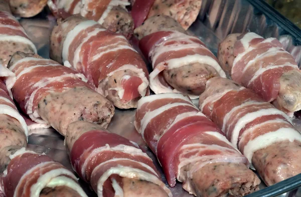 Babi Mentah Dengan Selimut Siap Dimasak Sosis Babi Dengan Daging — Stok Foto