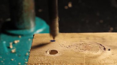 Yüksek hızlı ahşap matkabı çalışıyor.