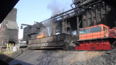 Büyük entegre çelik fabrikasındaki kola fırını ürünü söndüren arabaya itmeye hazır..