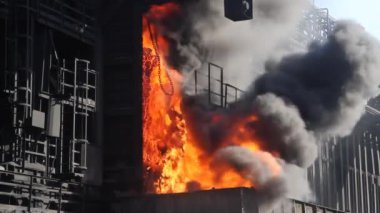 Büyük entegre çelik fabrikasındaki kola fırını ürünü söndüren arabaya itmeye hazır..