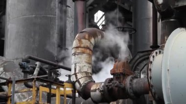 Buhar borusunda sızıntı ve hasarlı gecikme ve galovize kapak onarımı gerekiyor..