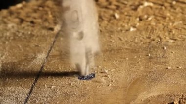 Yedek kulübesindeki atölyede ahşap matkap kullanılıyor.