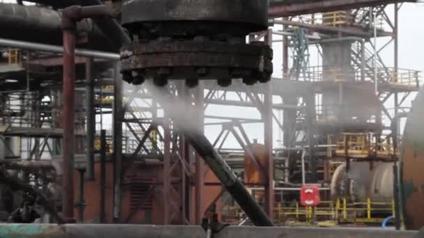 大規模な化学プラントでパイプ上の絶縁フランジから蒸気漏れ — ストック動画