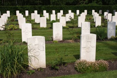 Cannock Chase Savaş Mezarlığı 'nda, çoğu Yeni Zelandalı olmak üzere 97 Bağımsız Devletler mezarlığı ve 286 Alman cenazesi bulunmaktadır. Ayrıca 2. Dünya Savaşı 'na ait üç defin var..