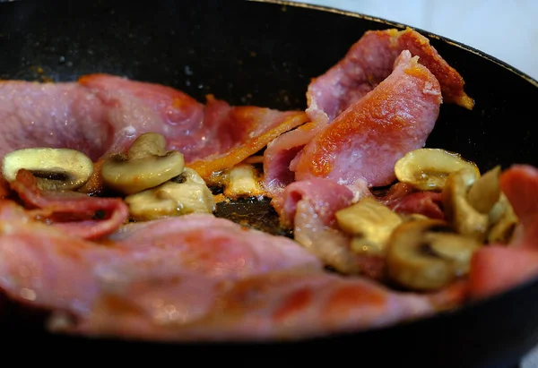 Arruelas Bacon Cogumelos Que Fritam Uma Placa Cozinha Panela Ato — Fotografia de Stock