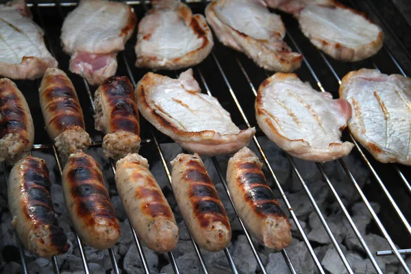 Pork Loin Dan Sosis Rumah Barbque Yang Berbalik Untuk Bahkan — Stok Foto