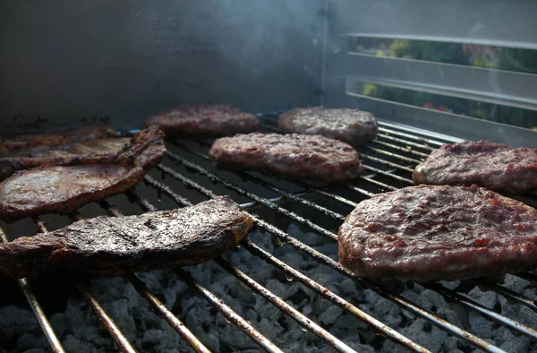 Beefburgers Fumaça Casa Barca Pronta Para Comer — Fotografia de Stock