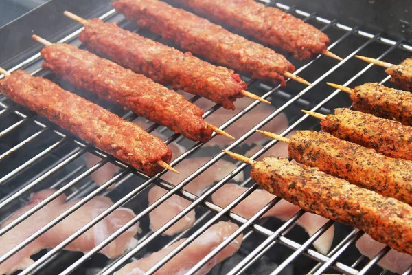Kebabs Carne Aromatizados Paus Porções Frango Churrasqueira — Fotografia de Stock