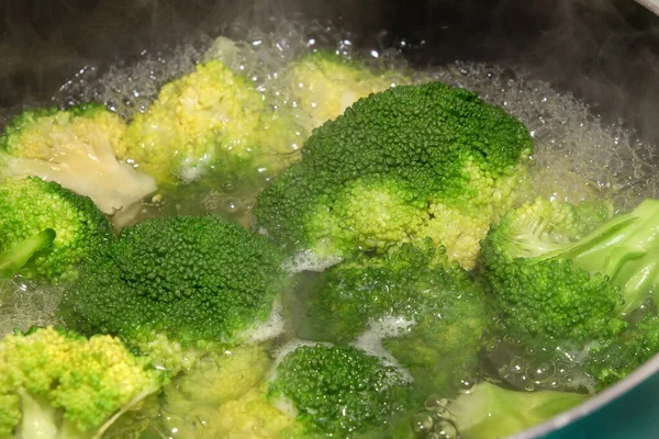 ブロッコリーは キャベツ科の食用緑の植物で 大きな開花頭と茎が野菜として食べられます 煮沸します — ストック写真