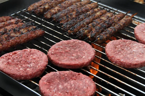 Burger Daging Sapi Sedang Dimasak Luar Ruangan Pada Panggangan Barbque — Stok Foto