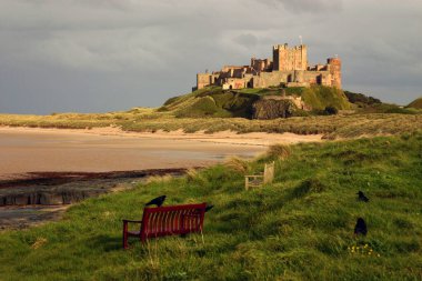 Bamburgh Şatosu, İngiltere 'nin kuzeydoğu kıyısında Northumberland' daki Bamburgh köyünün bir kalesidir. Listelediğim bir bina..