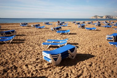 Benidorm, İspanya 'da kışın boş plaj ve güneş pansiyonları.