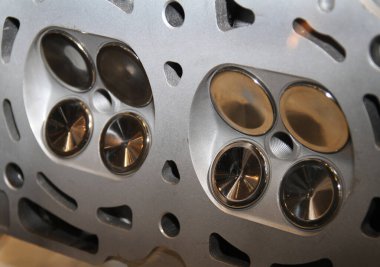 Yüksek performanslı, makineli alaşımlı silindir başlı. Modern yüksek teknoloji motorunun bir parçası.