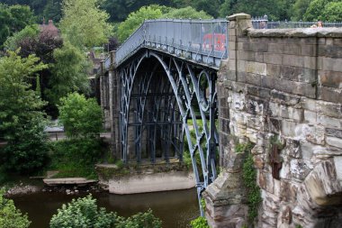 Demir Köprü, İngiltere 'nin Shropshire kentindeki Severn Nehri' ni geçen dökme bir demir kemer köprüdür. 1781 'de açılan köprü, dökme demirden yapılmış dünyanın ilk büyük köprüsü oldu ve yeni malzemelerin kullanımıyla büyük ölçüde kutlandı..